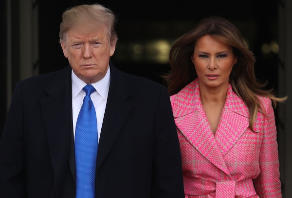 Это любовь: Мелания Трамп в неоновом пальто Fendi и лодочках Christian Louboutin