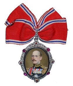 Мундир и награды короля и королевы Норвегии на одном из мероприятий.