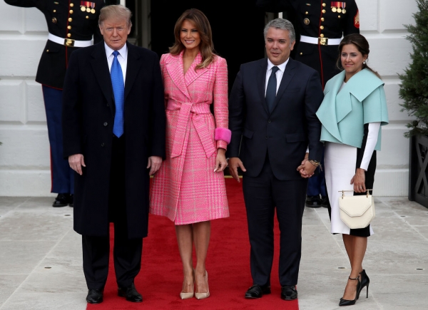 Это любовь: Мелания Трамп в неоновом пальто Fendi и лодочках Christian Louboutin