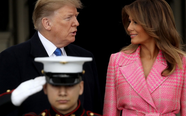 Это любовь: Мелания Трамп в неоновом пальто Fendi и лодочках Christian Louboutin